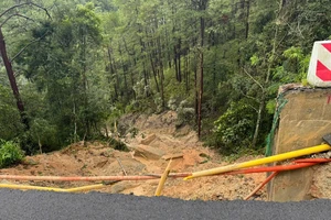 Đèo Prenn xuất hiện nhiều vết nứt mới nhưng vẫn thông xe vào chiều nay, 25-11