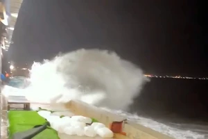 Cảnh báo khẩn: Sóng lớn liên tục đánh vào bờ kè Mũi Né gây hư hỏng nghiêm trọng