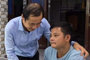 2 đứa trẻ bị lũ cuốn trôi nằm cạnh nhau và nỗi đau hóa đá của người cha