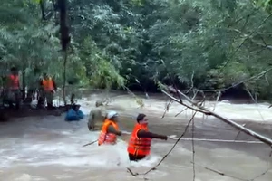 Giải cứu đội địa chất kẹt trong lũ dữ như phim hành động