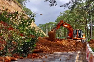 Bộ Xây dựng yêu cầu đánh giá toàn diện nguyên nhân đứt đường, trôi cầu 