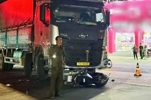 4 người trong gia đình lọt gầm xe tải, cháu bé 2 tuổi tử vong thương tâm