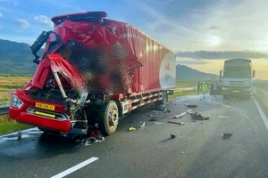 Tạm đóng 1 đoạn cao tốc Vĩnh Hảo – Phan Thiết giải cứu tài xế kẹt trong cabin ô tô