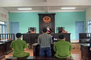 Tuyên án kẻ dùng kéo đâm công an vì xin bỏ qua lỗi vi phạm không được