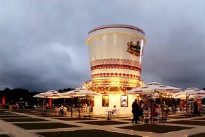 Ly cà phê khổng lồ ở Đà Lạt phải nhường chỗ cho hoa Mai Anh Đào