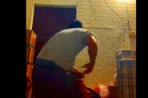 Nghi vợ ngoại tình, chồng đánh đập vợ dã man rồi quay lại clip