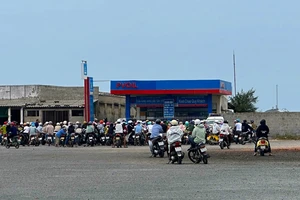 Đặc khu Phú Quý hết xăng dầu do thời tiết xấu