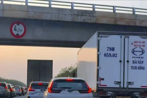 Lấn làn khẩn cấp né kẹt xe trên cao tốc, tài xế xe tải không thoát camera