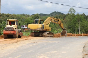 Lâm Đồng: Làm rõ việc cấp 10 sổ đỏ nằm trên hành lang đường bộ