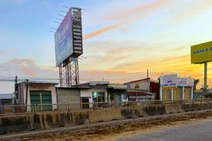 CSGT truy nóng xe ben làm rơi đất đá dài 300 m trên Quốc lộ 1