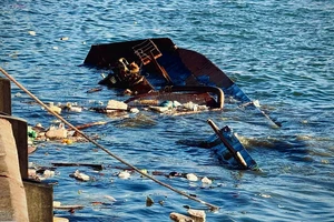 Tàu 'giải cứu' luồng lạch cửa biển La Gi vừa hạ thủy đã chìm