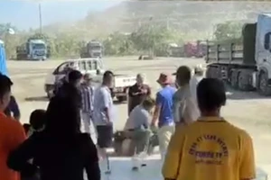 Đám đông đứng nhìn 2 tài xế dừng xe hỗn chiến tại mỏ đá