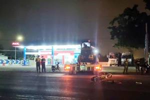 Xe đầu kéo lùi từ cây xăng va chạm xe máy, 1 người tử vong