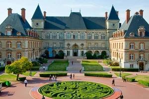 Trường Cao đẳng Y tế Lâm Đồng hợp tác với 'trái tim y khoa' Paris Cité