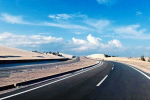 Truyền hình Hàn Quốc 'phải lòng' Bàu Trắng và đường ven biển đẹp nhất Việt Nam