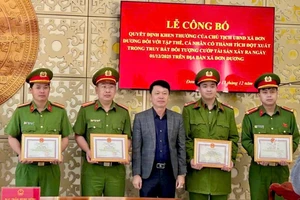 Khen thưởng 4 công an xã phá nhanh vụ cướp tài sản tại Thế giới Di động