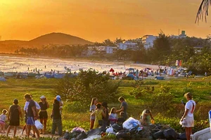 Chuyện chữa lành Mũi Né của Edie và Oksana: Hãy chỉ để lại những dấu chân