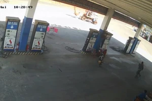 Chủ cây xăng bị xe máy xúc cán tử vong khi đang chỉ đạo thi công