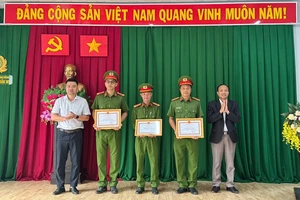 Bắt quả tang cặp đôi dùng ô tô trộm gần 2 tạ cà phê của nông dân