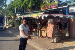 Bắt 2 tên cướp 'ăn tạp' từ nón bảo hiểm, thẻ cào điện thoại đến đổ xăng bỏ chạy