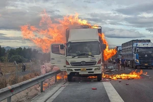 Xe tải bốc cháy dữ dội trên cao tốc Vĩnh Hảo - Phan Thiết