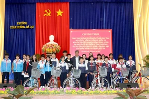 'Tết này con có xe đạp mới': Câu chuyện ấm áp cuối năm giữa lòng Đà Lạt