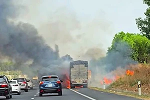 Xe tải cháy rụi trên cao tốc Phan Thiết - Dầu Giây