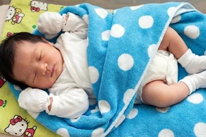 Tìm người thân bé gái khoảng 10 ngày tuổi bị bỏ rơi