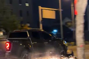 Xe bán tải kéo lê xe máy gần 1 km khiến người đàn ông tử vong