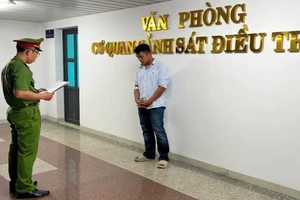 Tài xế xe bán tải đẩy xe máy gần 1 km có nồng độ cồn 123,86 mg/dL