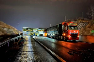 7 ô tô tông liên hoàn, cao tốc Phan Thiết - Dầu Giây tê liệt