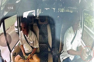 Rùng mình với thống kê tài xế xe khách vừa nghe điện thoại vừa lái xe trên cao tốc