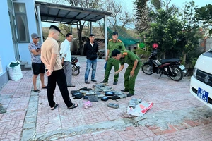 Tá hỏa khi nhặt được 24 bánh nghi ma túy trôi vào bãi biển Kê Gà