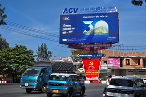 Lưu lượng xe tăng đột biến sau khi sân bay Liên Khương tạm đóng cửa