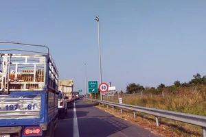 Kẹt xe kéo dài trên cao tốc Phan Thiết - Dầu Giây do... hỏng barie trạm thu phí 