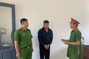 Nhân viên giả tin nhắn của giám đốc công ty bất động sản lừa tiền khách hàng