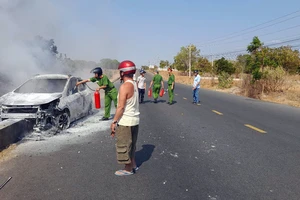 Ô tô cháy rụi, người phụ nữ được giải cứu khỏi xe bị thương nặng