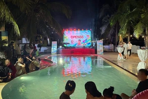 Thuê resort hạng sang, dựng sân khấu giữa hồ bơi để quảng cáo cờ bạc