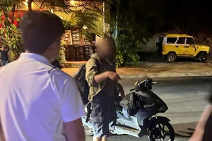 Tạm giữ người đàn ông nước ngoài tấn công thiếu tá công an rồi bỏ trốn