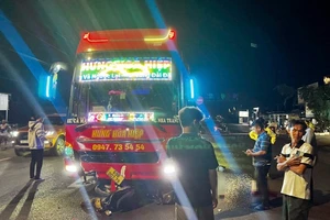 2 người chạy xe máy băng qua đường bị xe khách tông tử vong