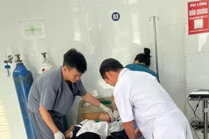 Chạy đua với 'giờ vàng', CSGT đưa nữ sinh gặp nạn kịp thời đến bệnh viện