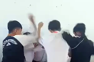 Học sinh lớp 8 bị đánh hội đồng ngay tại phòng học