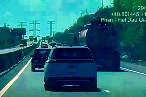 24h xử phạt 17 lái xe không bật đèn xi-nhan khi chuyển làn trên cao tốc