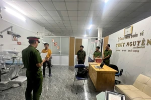 Khen thưởng vụ triệt phá chuỗi nha khoa 'chui' đưa hối lộ cho cán bộ y tế