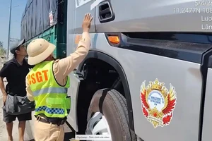 Phạt hơn 100 triệu đồng xe đầu kéo '4 không' trên cao tốc Vĩnh Hảo - Phan Thiết