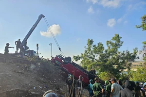 Lật xe khách xuống vực sâu tại Lâm Đồng, ít nhất 4 người tử vong