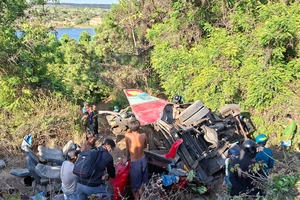 Xe khách rơi xuống vực khiến 4 người tử vong còn 17 ngày nữa hết đăng kiểm
