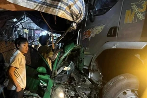 Taxi và xe tải đối đầu, tài xế taxi tử vong, 2 hành khách bị thương