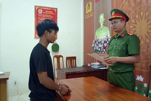 2 thanh niên dùng súng nhựa giả cảnh sát tuần tra để cướp tài sản