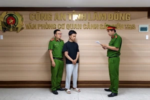 Bỗng dưng nợ 1,7 tỉ đồng vì cho nhân viên ngân hàng mượn điện thoại